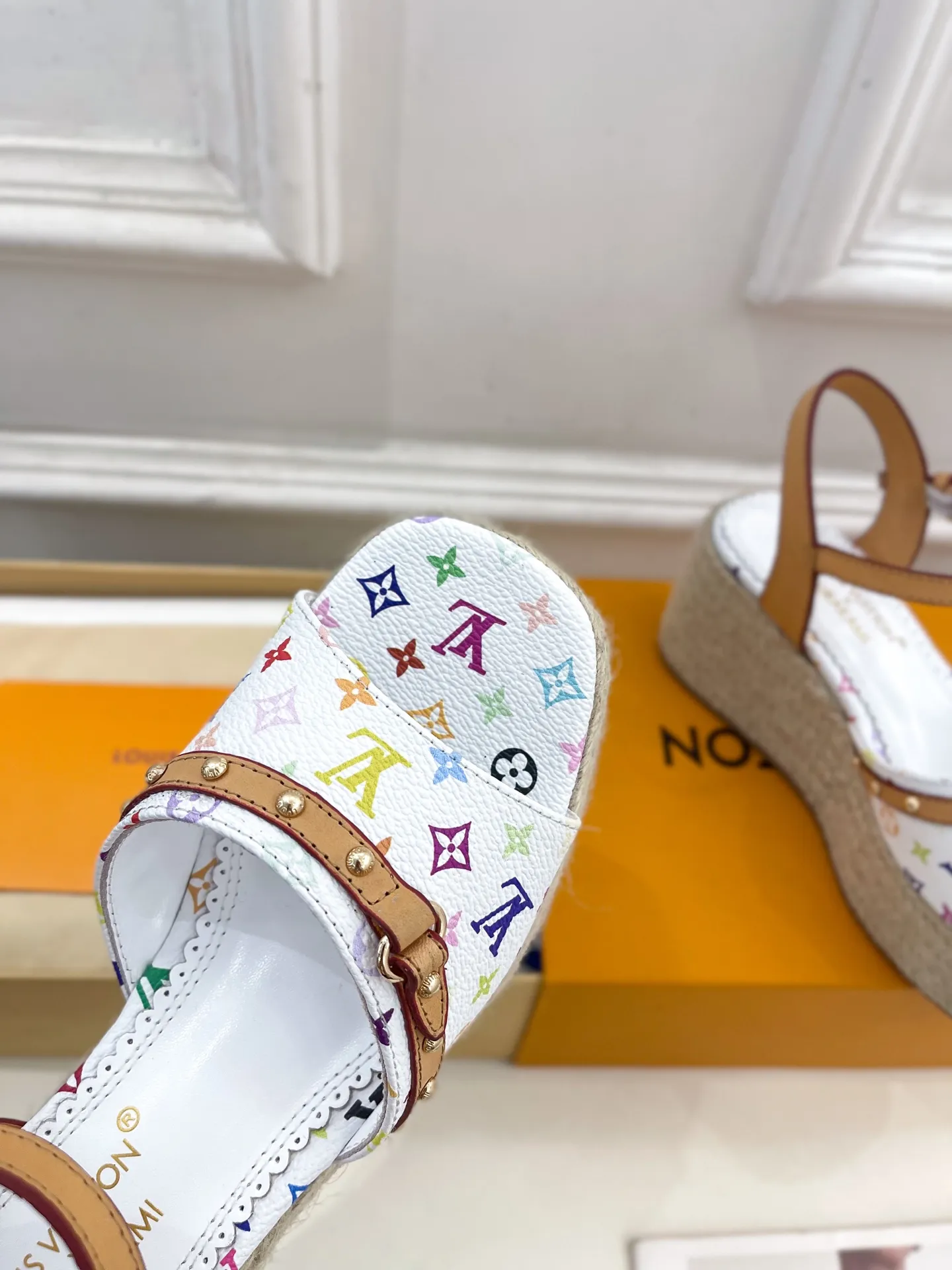 👟👟Ex-factory price 620👟👟 | Louis Vuitton 25𝐬𝐬 🧡💚2025 spring and summer new model top version‼ ️The original version is the same. The counter features the latest LV Full of high-end feel! A popular model among bloggers at home and abroad, it’s retro and fashionable and looks amazing on your feet! Mainly recommended model on the official website★ ━━━━━ ЅᏇєєt ━━━━━ ▪️Upper: Original customized cowhide print ▪️Lining: imported sheepskin lining ▪️Outsole: original molded outsole ▪️Heel height: 8cm, water platform 4.5cm ▪️Shoe size: 35-39 (customized for 40, 41)